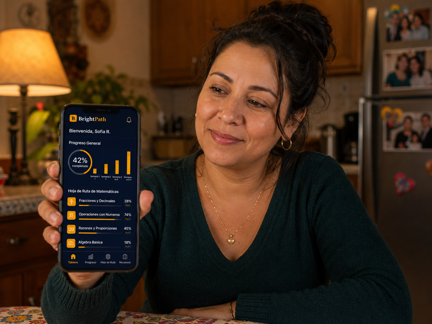 La mamá de Sofía revisando el portal Kmath en español
